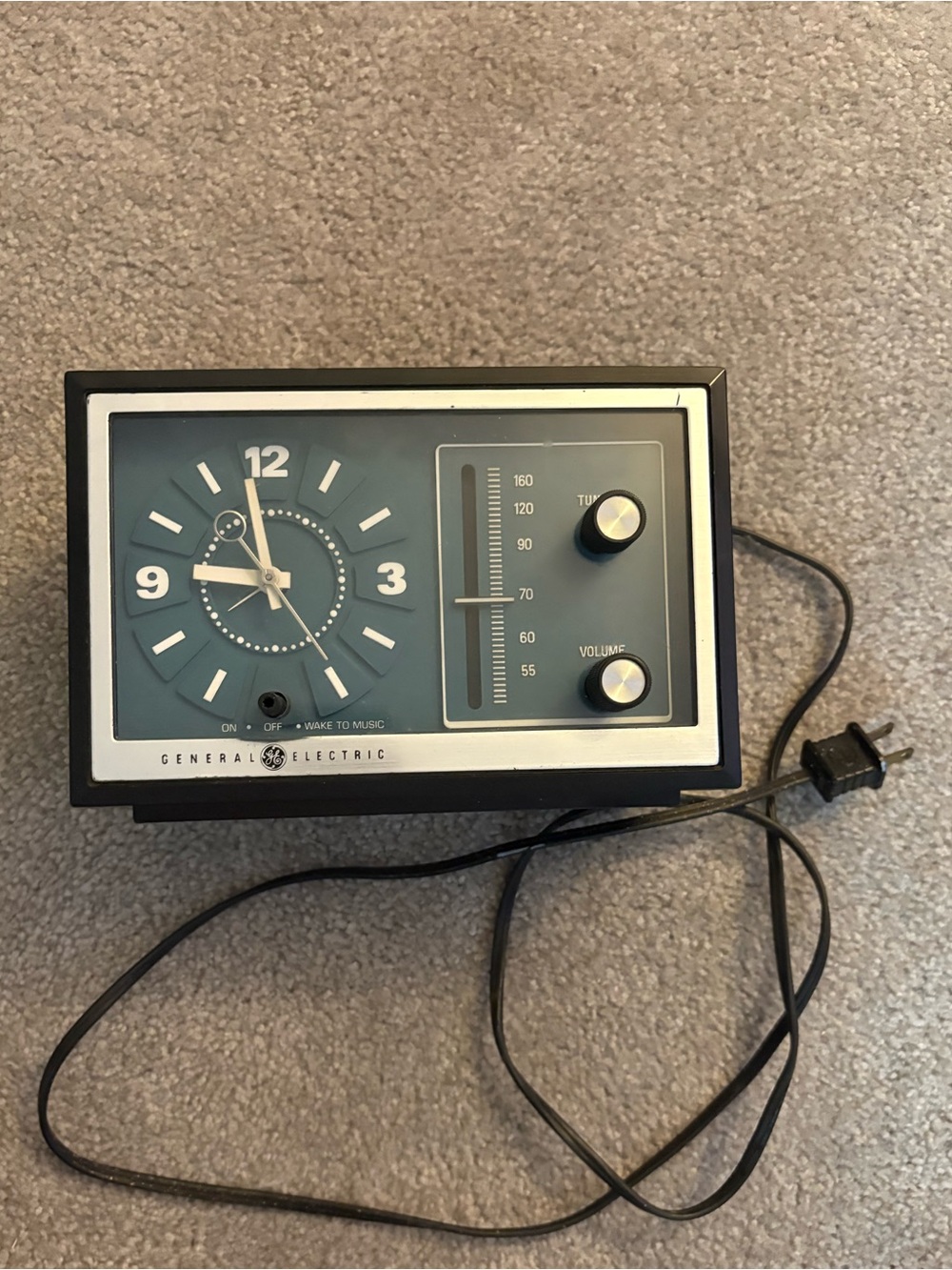 Vintage GE clock radio